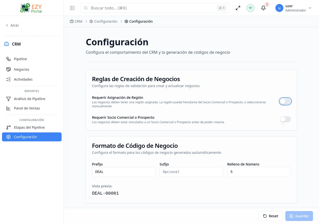 Página Configuración de CRM mostrando la tarjeta Reglas de Creación de Negocios con interruptores y la tarjeta Formato de Código de Negocio con campos de prefijo, sufijo, relleno y vista previa en tiempo real
